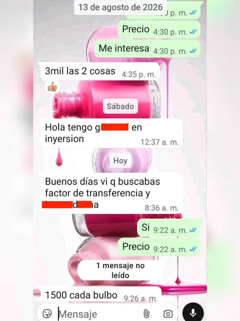 Captura de chat de WhatsApp con fondo de esmalte rosa.