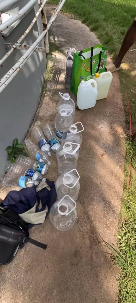 Garrafas y botellas de agua de plástico en el suelo.