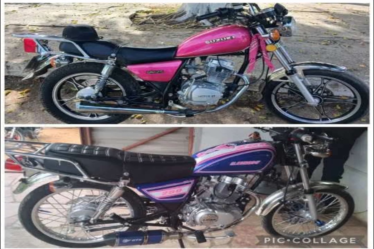 Dos motocicletas personalizadas en llamativos colores rosa y azul.