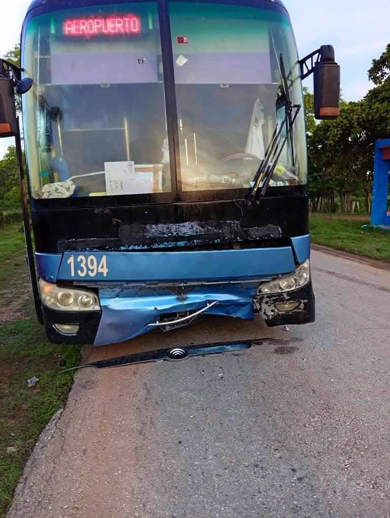 Autobús de transporte con graves daños en el parachoques delantero.