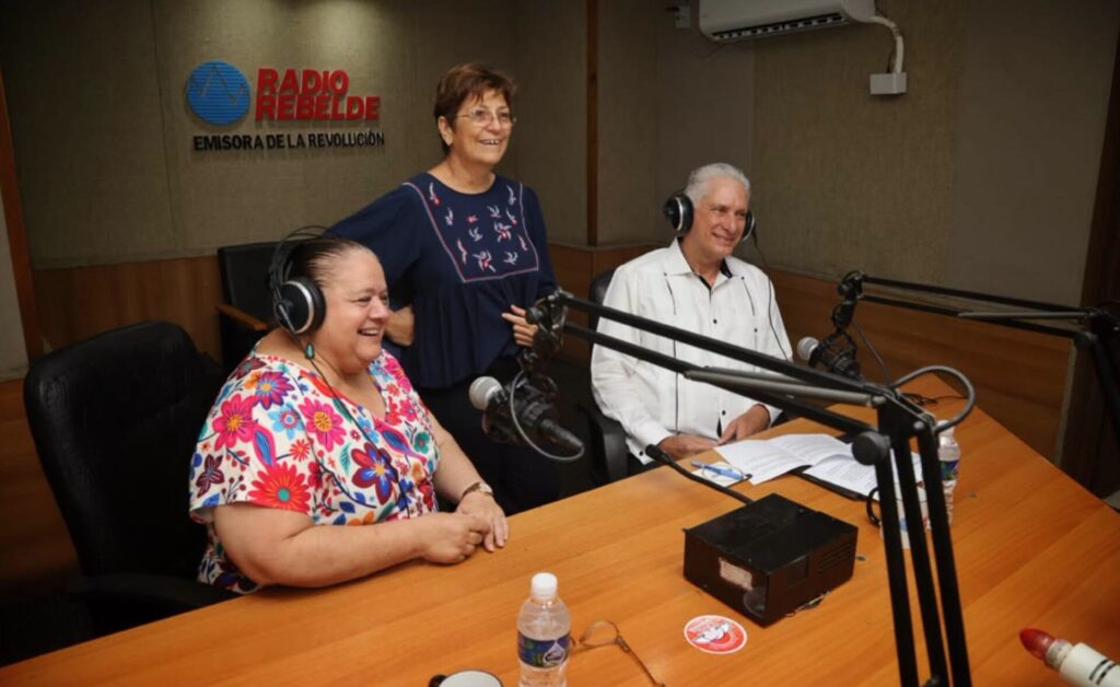 Miguel Díaz-Canel y colegas en el estudio de Radio Rebelde.