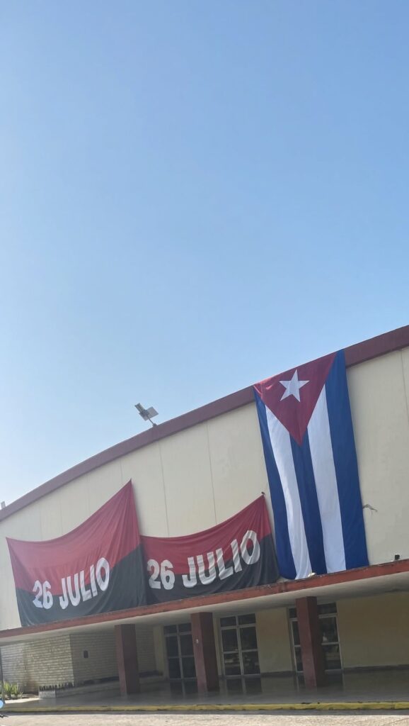 Bandera cubana y estandartes del Movimiento 26 de Julio.