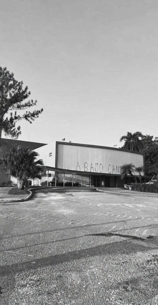 Edificio con la frase 'Abajo Canel' en blanco y negro.