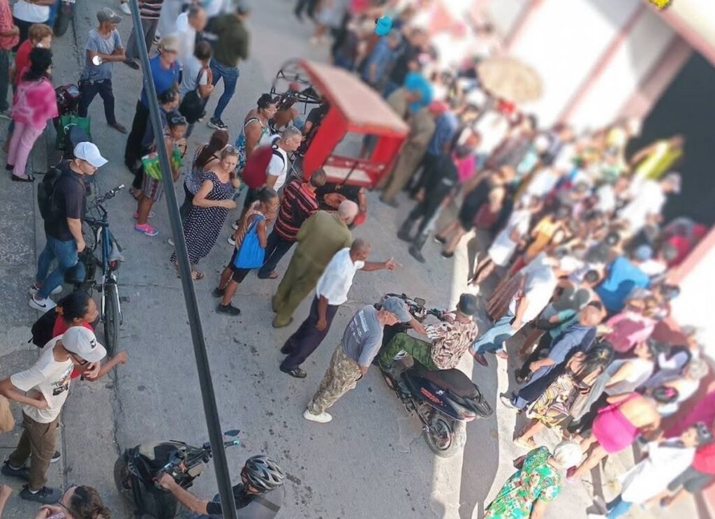 Gran multitud de personas reunidas en una calle transitada.