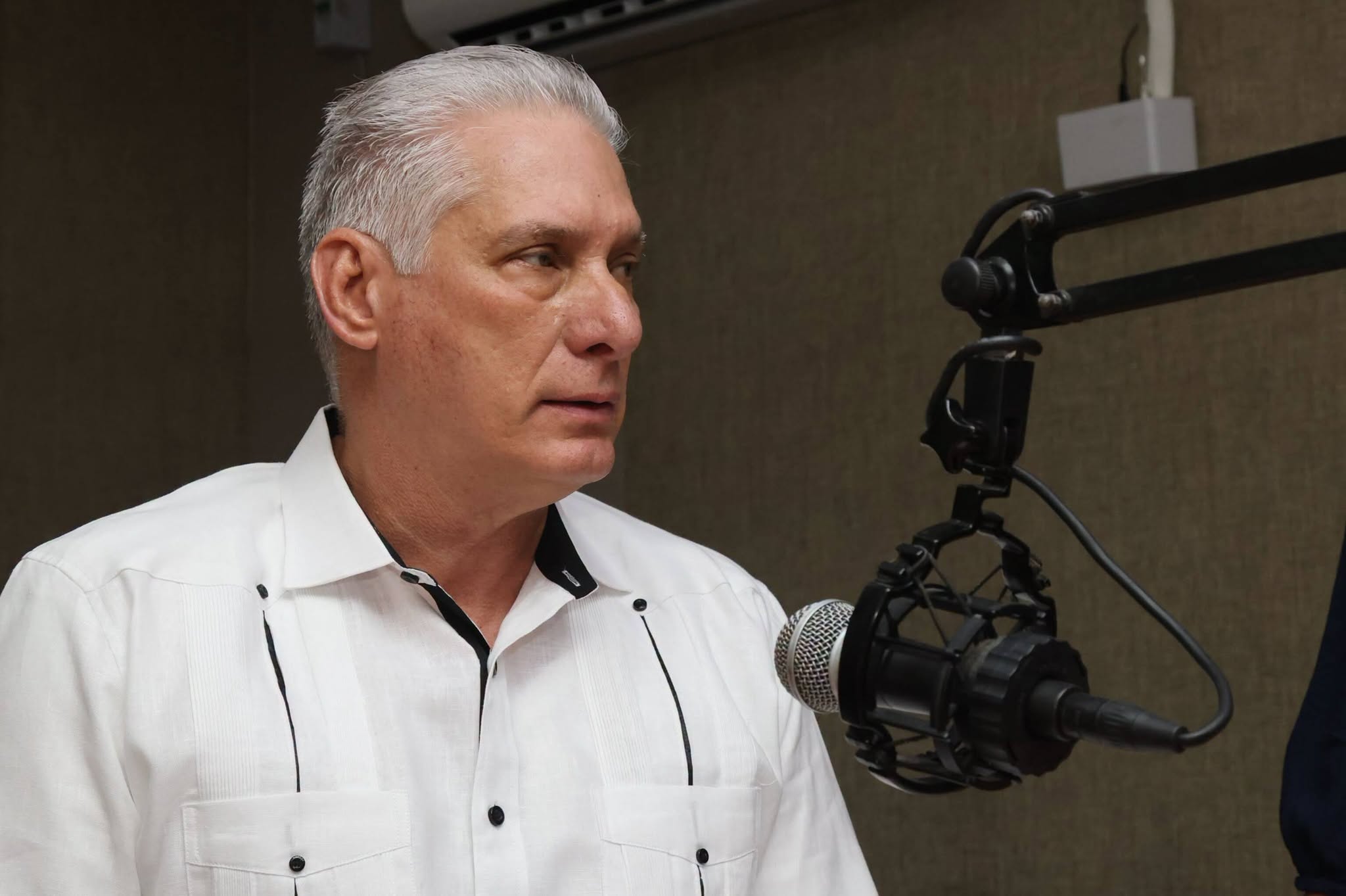 Miguel Díaz-Canel ante un micrófono en un estudio de radio.
