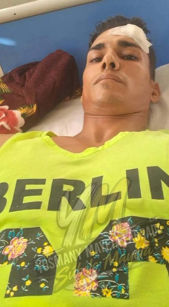Hombre con vendaje en la ceja tumbado en una cama.
