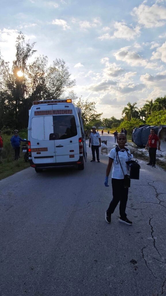 Ambulancia y personal médico atendiendo un accidente en la carretera.
