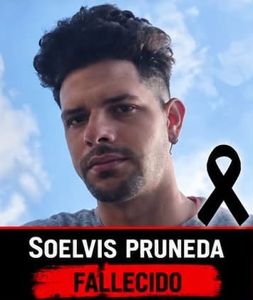 Retrato de Soelvis Pruneda con un lazo negro de luto.
