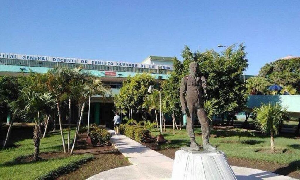 Estatua del Che Guevara frente al Hospital Ernesto Guevara.