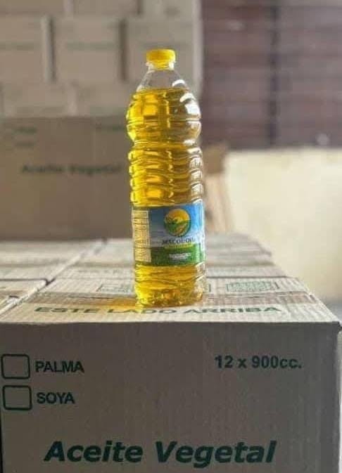 Botella de aceite vegetal sobre una caja de cartón.