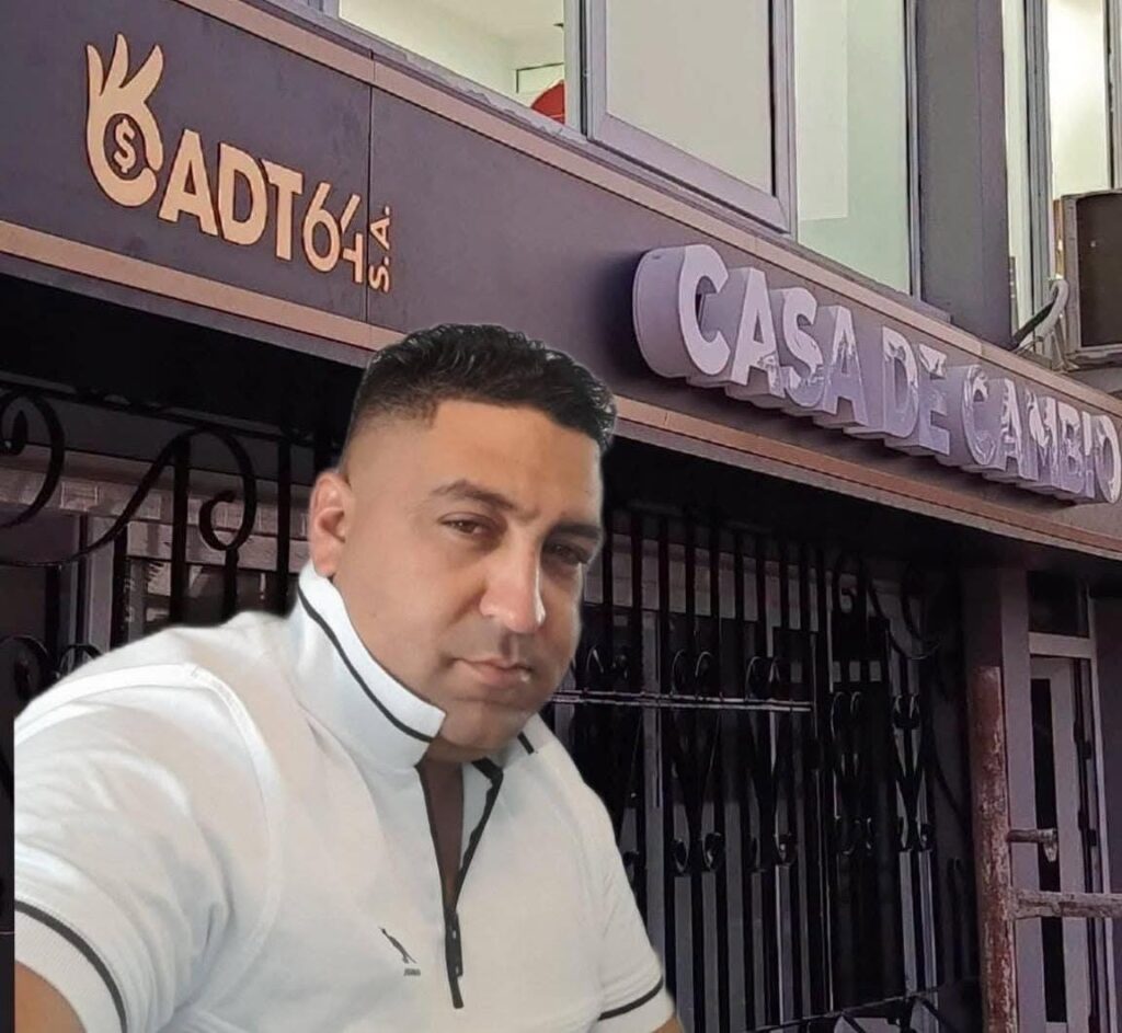 Hombre frente a casa de cambio ADT64.
