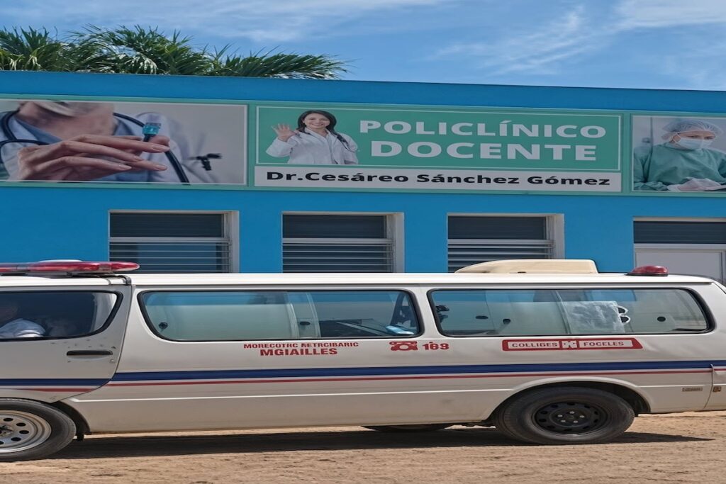Ambulancia frente al Policlínico Docente Dr. Cesáreo Sánchez Gómez.
