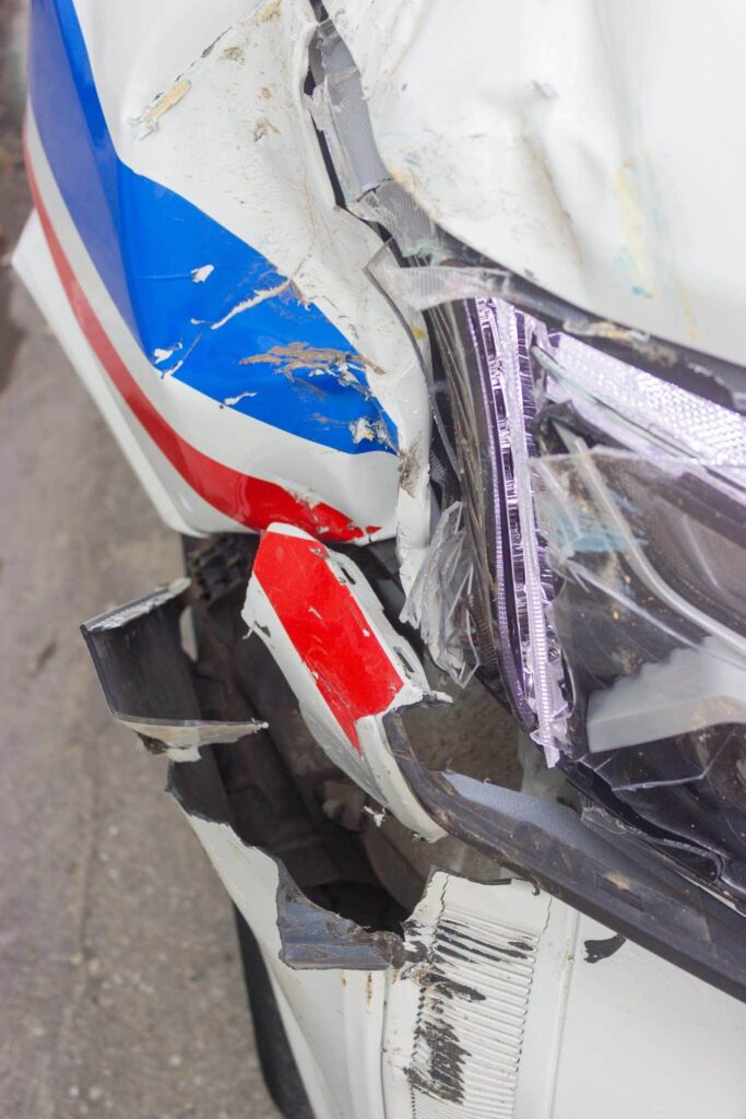 Coche de policía con daños graves en el faro frontal.