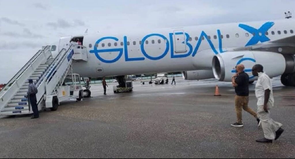 Avión de Global X estacionado en la pista de aterrizaje.
