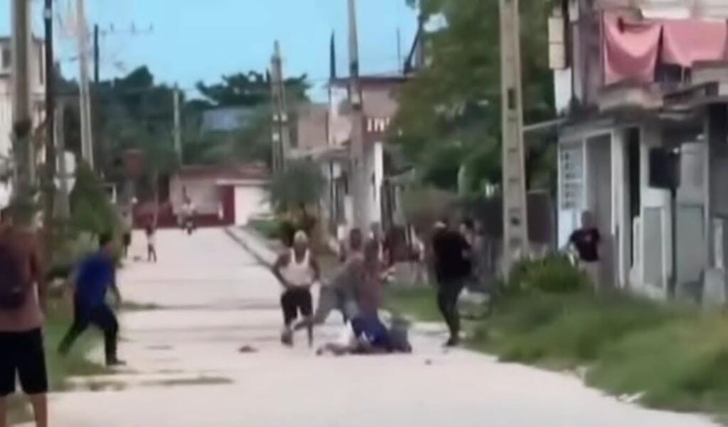 Hombres involucrados en un altercado físico en una calle residencial.