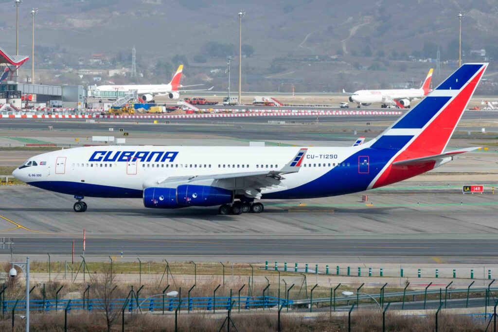 Avión de Cubana de Aviación en la pista del aeropuerto