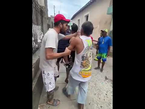 Personas en una calle involucradas en una tensa confrontación.