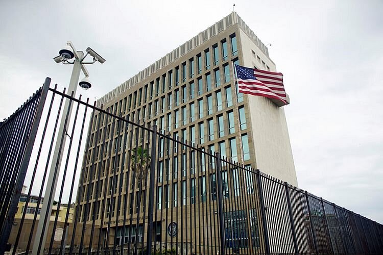Edificio de la Embajada de Estados Unidos con bandera ondeando.