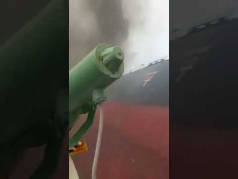 Barco de carga con humo denso y monitor de incendios