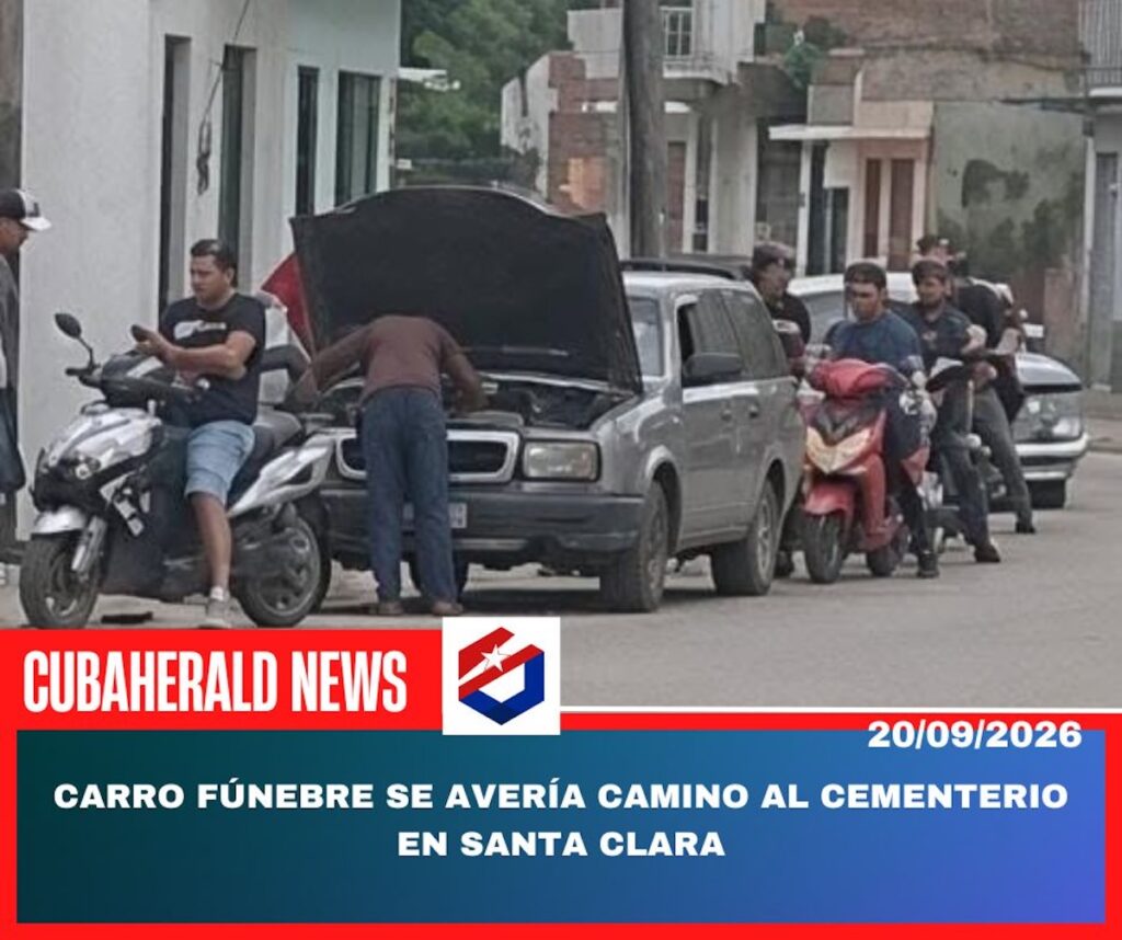 Coche fúnebre averiado con el capó abierto en una calle.