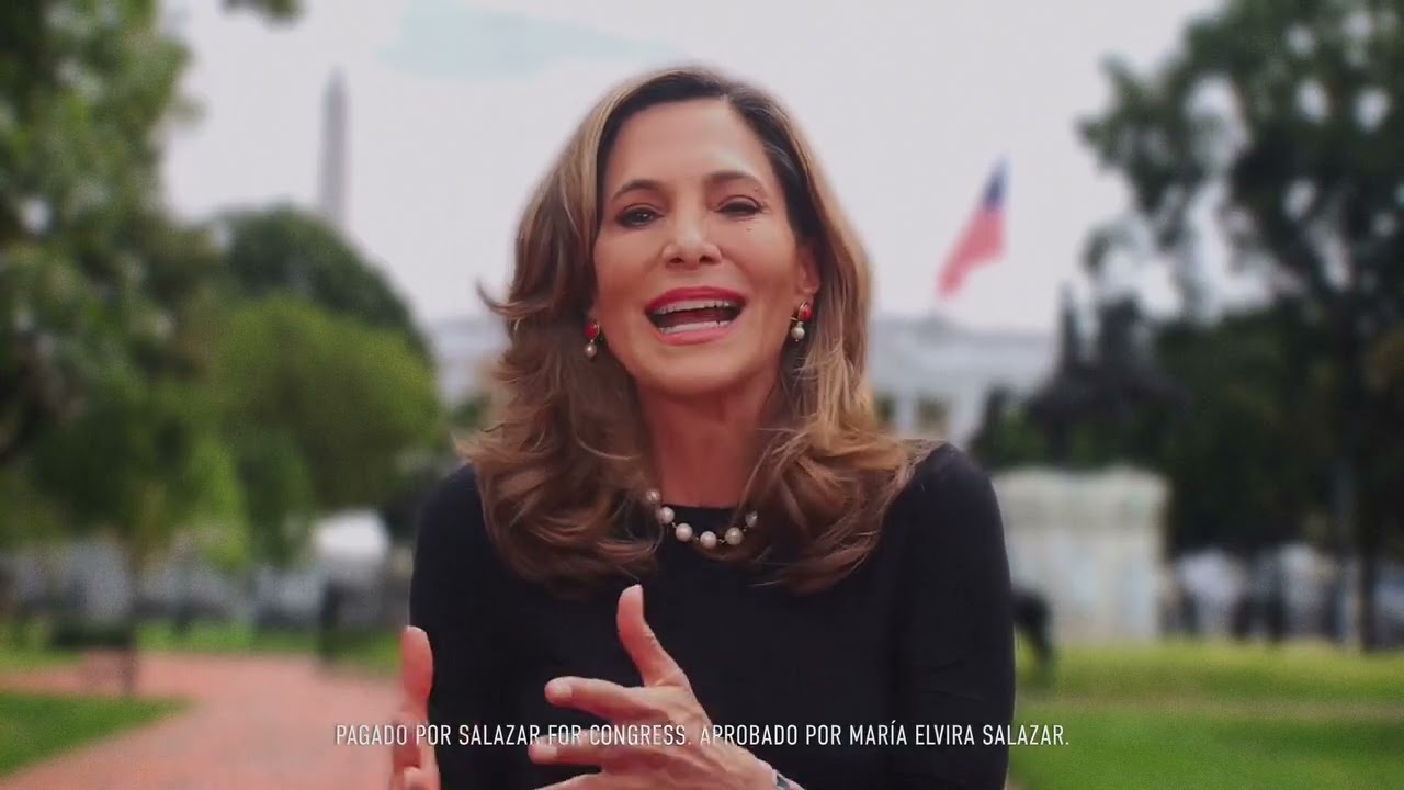 María Elvira Salazar hablando frente al Monumento a Washington.