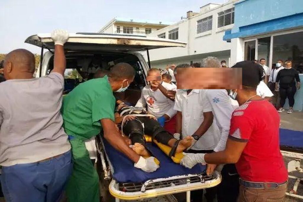 Personal médico bajando a un paciente herido de una ambulancia.