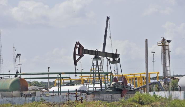 Bomba de extracción de petróleo en un campo industrial.