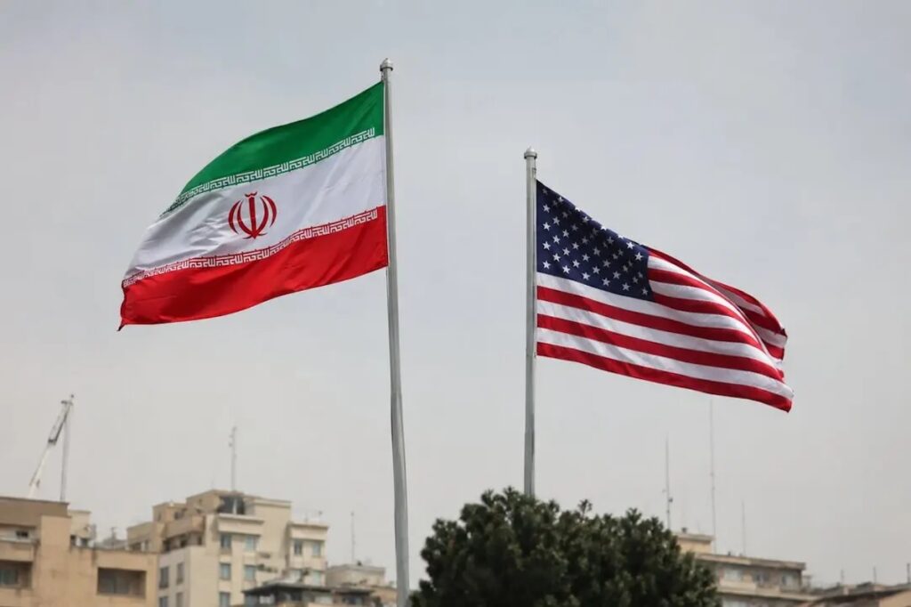 Banderas de Irán y Estados Unidos ondeando juntas.