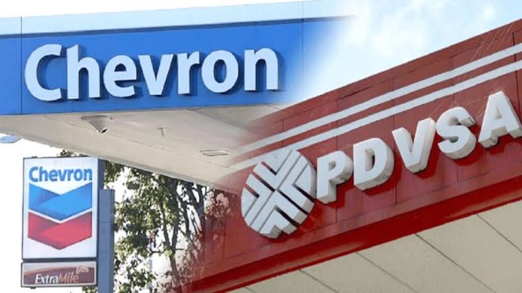 Logotipos de las empresas petroleras Chevron y PDVSA.