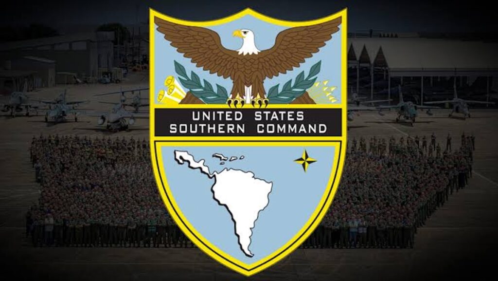 Escudo del Comando Sur de los Estados Unidos sobre militares.