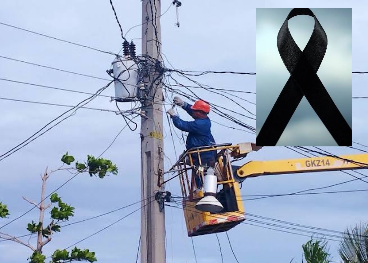 Electricista trabajando en poste eléctrico con lazo negro de luto.