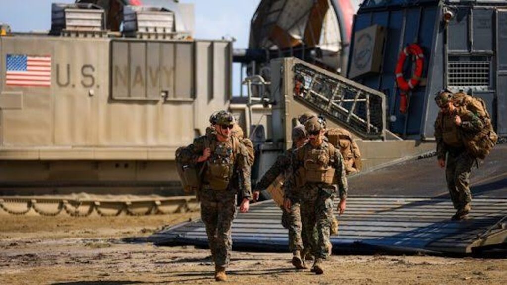 Marines estadounidenses desembarcando de un aerodeslizador de la Armada.