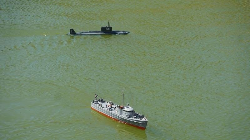 Modelos a escala de un submarino y un barco patrullero.