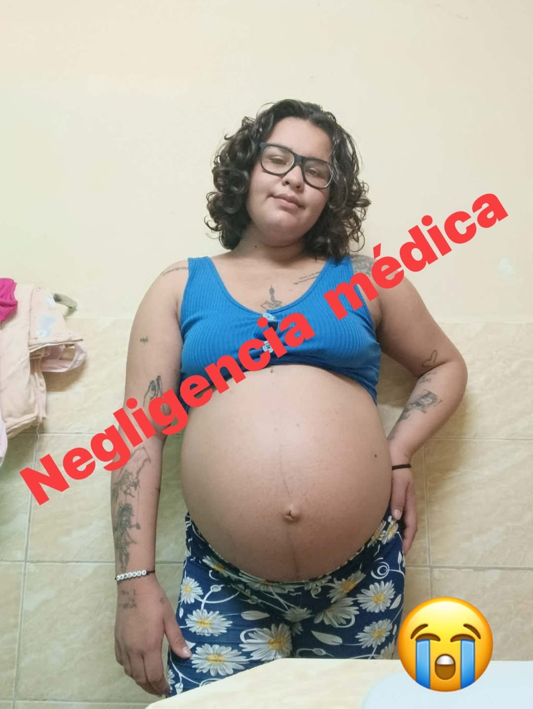 Mujer embarazada con texto 'Negligencia médica' y un emoji triste.