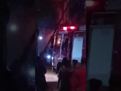 Camión de bomberos con luces rojas en una calle nocturna.