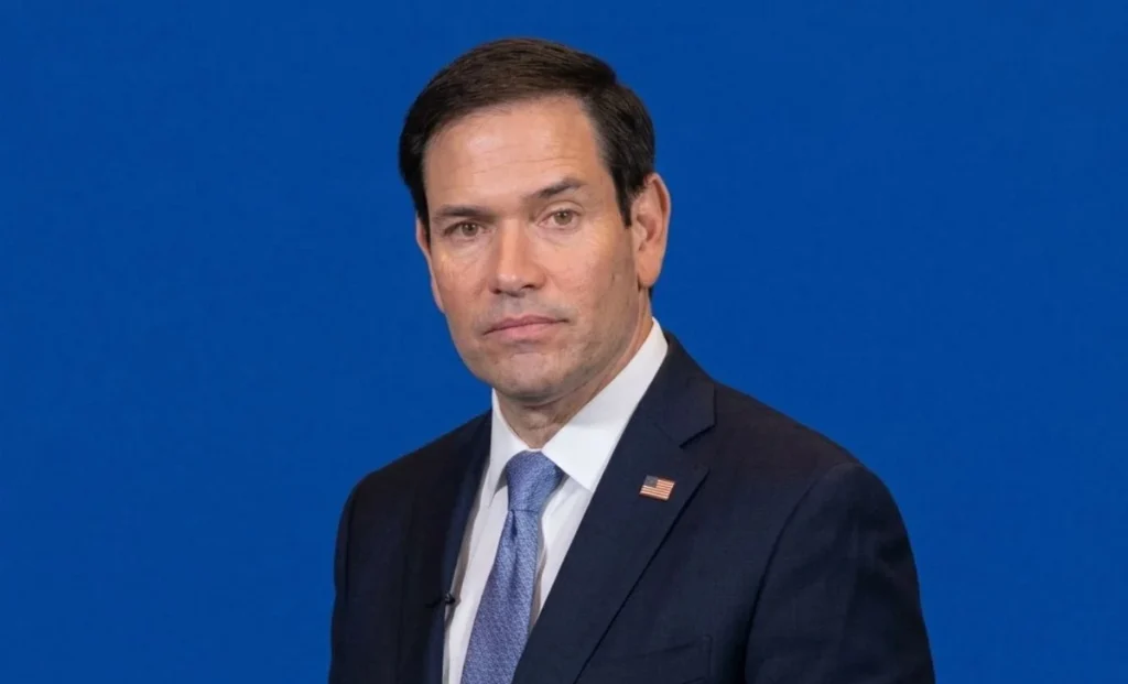 Retrato del senador Marco Rubio sobre un fondo azul