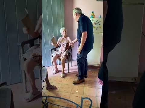 Un hombre mayor interactuando cariñosamente con una mujer anciana.