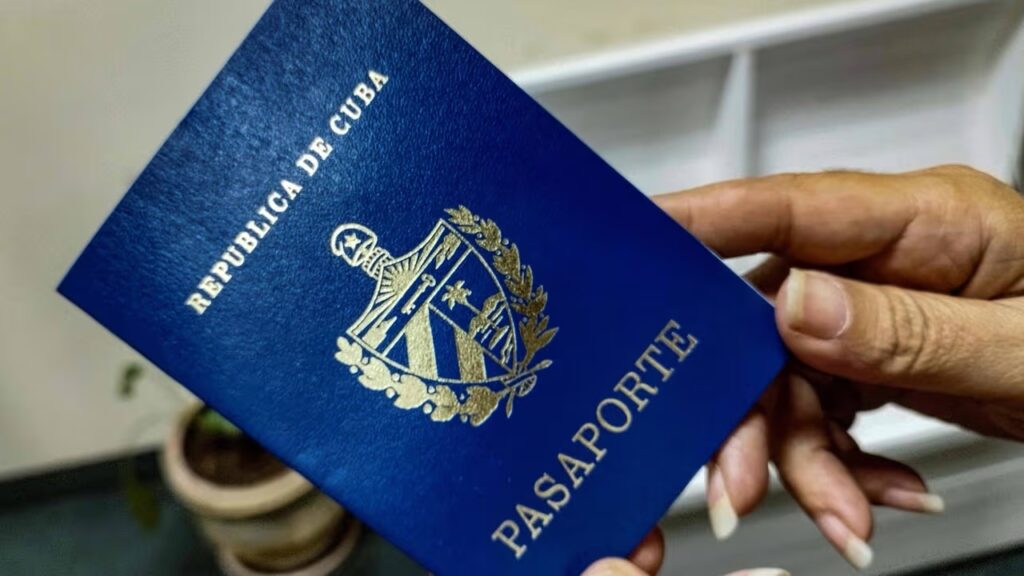 Primer plano de una mano sujetando un pasaporte cubano.