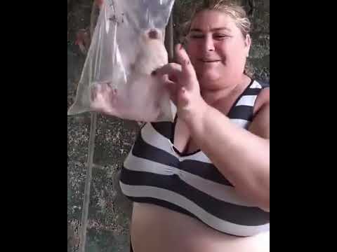 Mujer sosteniendo una bolsa de plástico con carne cruda.